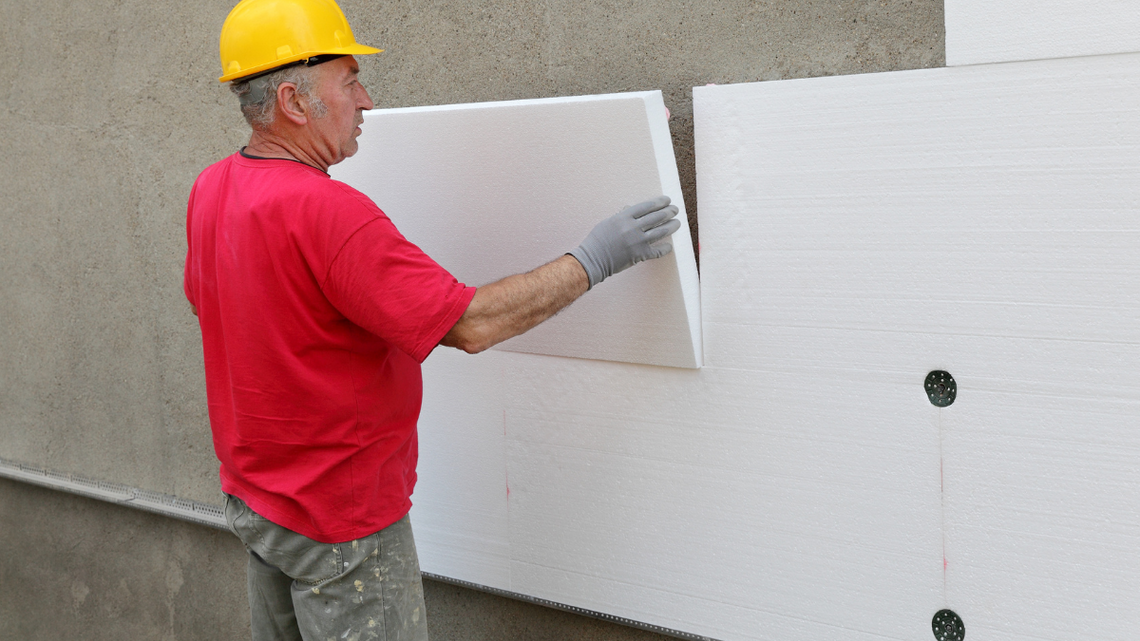 „Czyste Powietrze” z zanieczyszczoną procedurą? Samorządy mówią: dość biurokracji Według samorządów obecny kształt programu Czyste Powietrze zawiera wiele barier, które zamiast wspierać mieszkańców, tylko ich do niego zniechęcają.