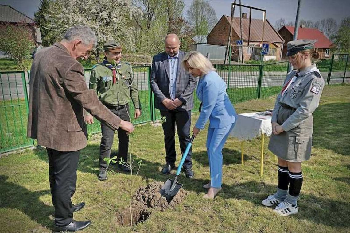 „Katyński Dąb Pamięci” dedykowany Wacławowi Głowackiemu posadziła przy Szkole Podstawowej w Uchaniach dyrektor tej placówki Marzena Zarek-Wrzyszcz.