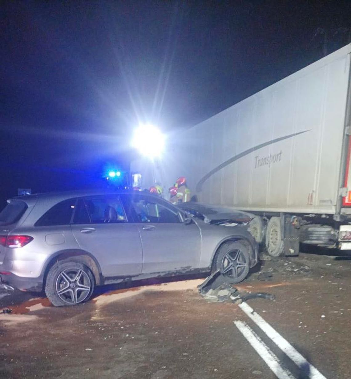 Dąbrowa Tomaszowska: Kierujący mercedesem uderzył w ciężarówkę. Dostał mandat i trafił do szpitala DK 17 w Dąbrowie Tomaszowskiej była zablokowana. Doszło tam do zdarzenia z udziałem samochodu osobowego marki Mercedes oraz samochodu ciężarowego marki Daf.