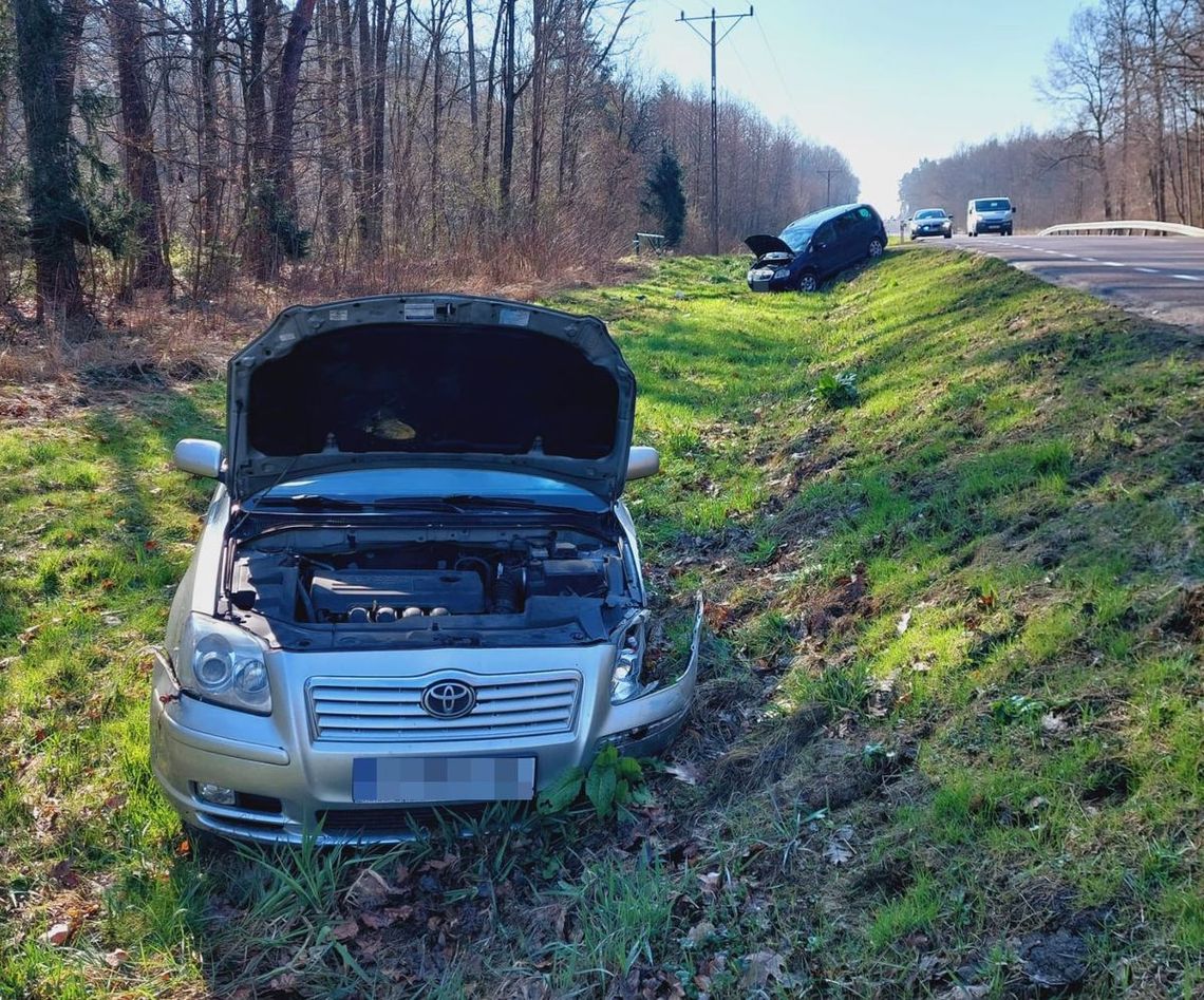 Do wypadku doszło na DK 17 podczas skręcania 45-letniego kierującego volkswagenem w drogę leśną.