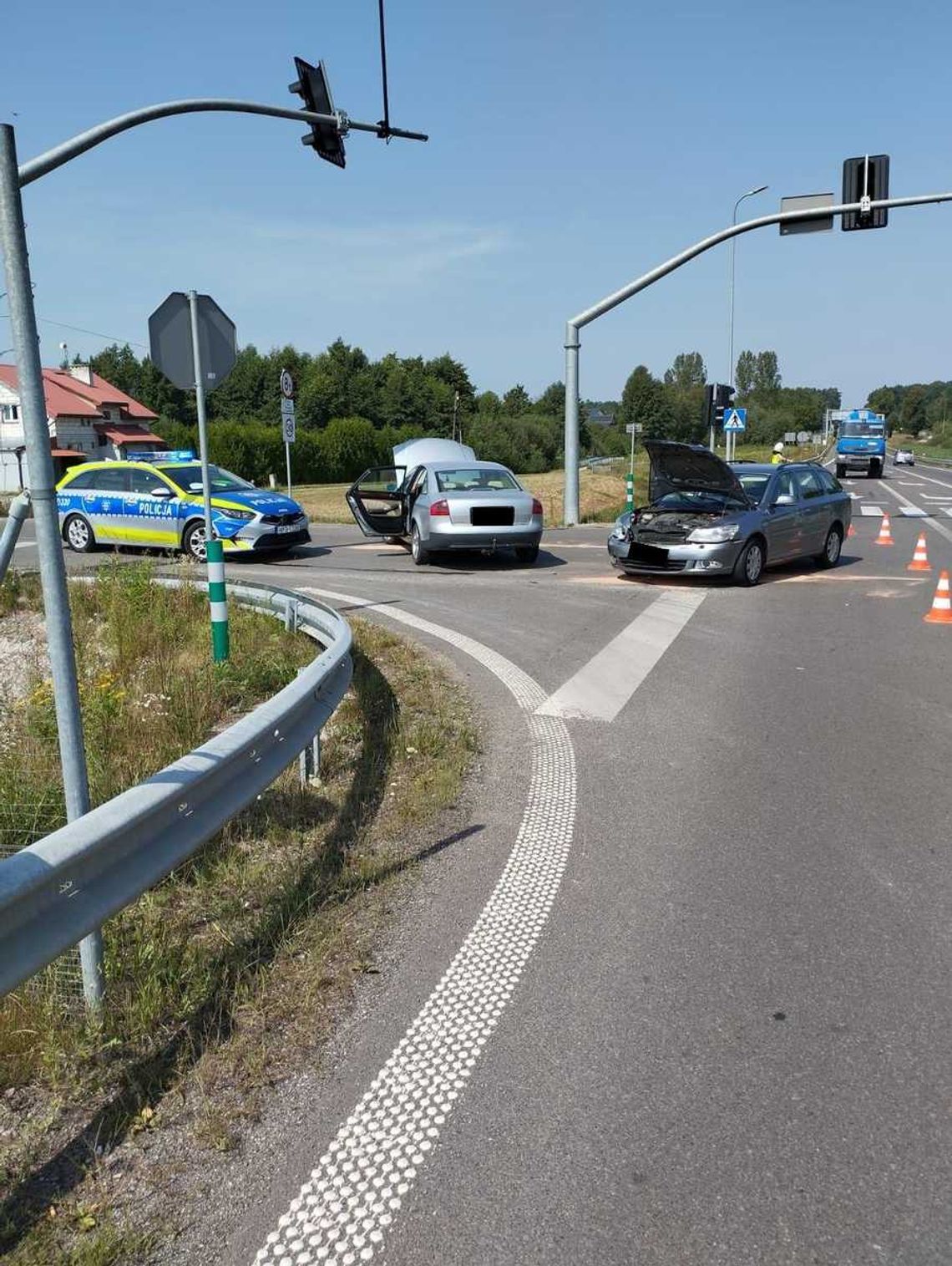 Zderzenie audi ze skodą w Dąbrowie Tomaszowskiej.