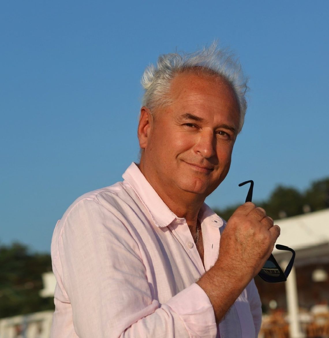 Pujszo pomysł na święto wziął z życia pełnego wyzwań. Spędził 20 lat we Francji, gdzie grał w filmach i serialach.