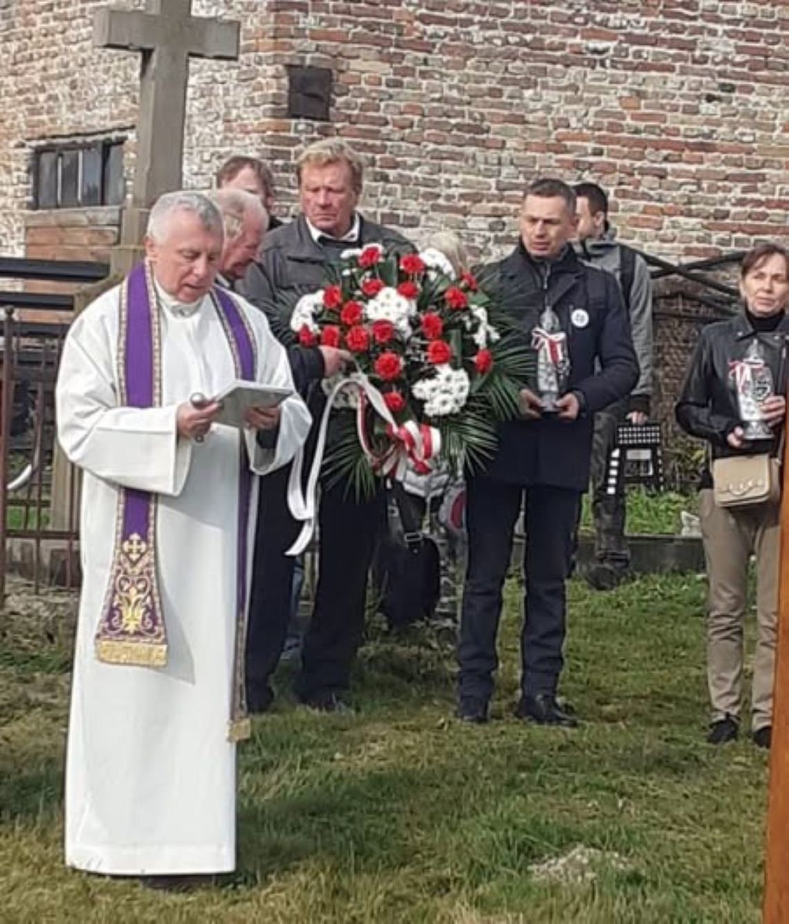 Wiesław Cielica - Członek Zarządu Powiatu Tomaszowskiego, reprezentując władze powiatu, odwiedził cmentarze po stronie ukraińskiej, gdzie spoczywają polegli Polacy.