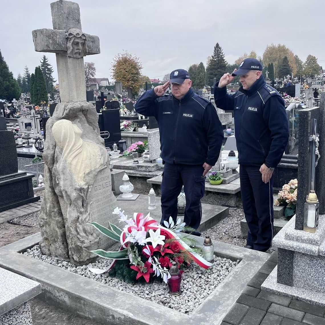 Delegacja tomaszowskiej Policji odwiedziła groby policjantów Jak co roku delegacja funkcjonariuszy tomaszowskiej komendy na czele z komendantem insp. Mariuszem Gajewskim odwiedziła miejsca pochówku i pamięci po zmarłych policjantach.