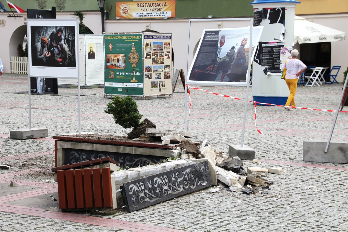 Demolka na Rynku Solnym w Zamościu. Wjechał w ludzi, potem w ławki
