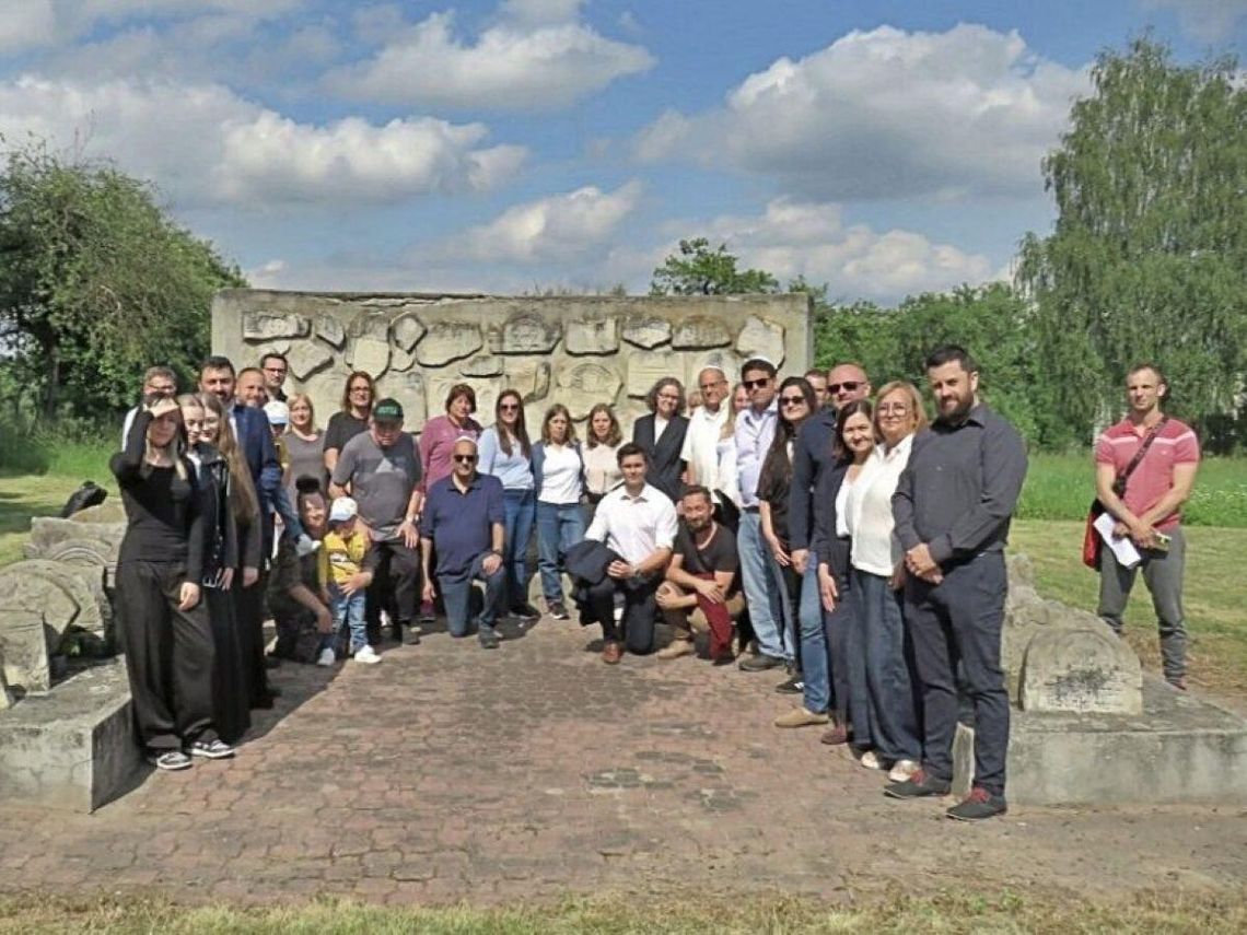 Najbardziej poruszająca i pełna powagi część wizyty odbyła się na hrubieszowskim cmentarzu żydowskim – w tym miejscu pamięci oddano hołd wszystkim ofiarom Zagłady.
