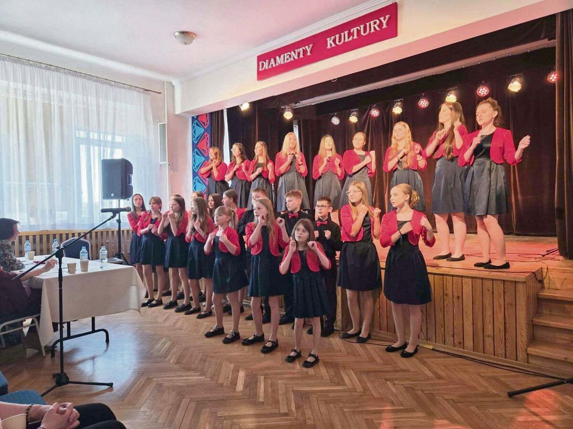 Scena Gminnego Ośrodka Kultury w Łukowej wypełniła się tradycją, śpiewem i niezwykłą energią! 14 marca odbyły się tu powiatowe eliminacje konkursu „Diamenty Kultury Województwa Lubelskiego”.