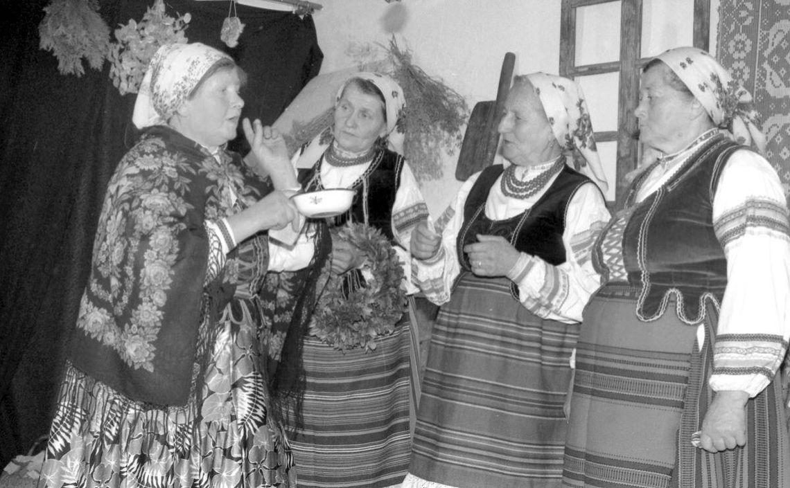 Mieszkańcy części wschodniej Lubelszczyzny mówili i poniekąd wciąż jeszcze mówią polskim dialektem kresowym. W jego ramach dają się wyróżnić gwary Podlasia, Chełmskie i Pobuża.