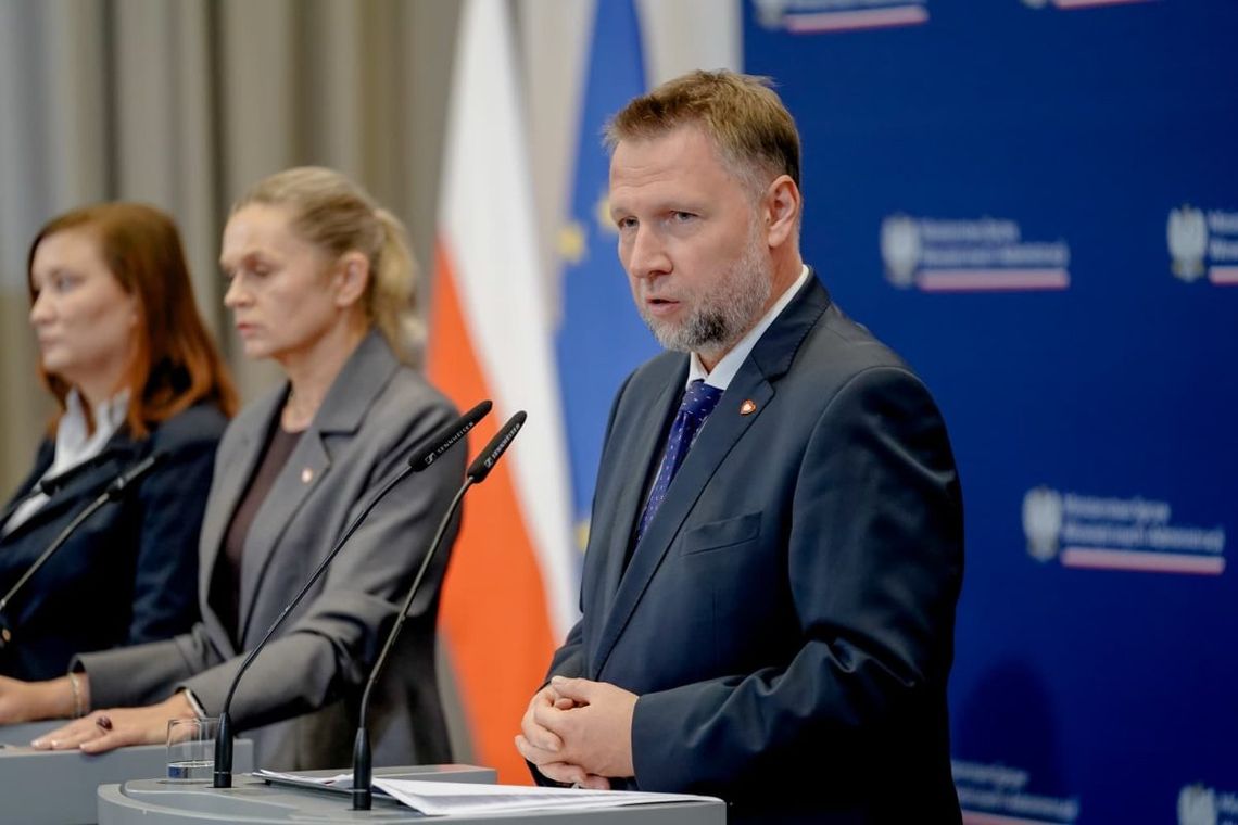 Do odwołania alertu dzieci pod opieką szkoły. Każda placówka ma mieć procedury w razie zagrożenia Konferencja prasowa z udziałem Kierownictwa MSWiA i Kierownictwa MEN związana z procedurami przygotowania i reagowania.