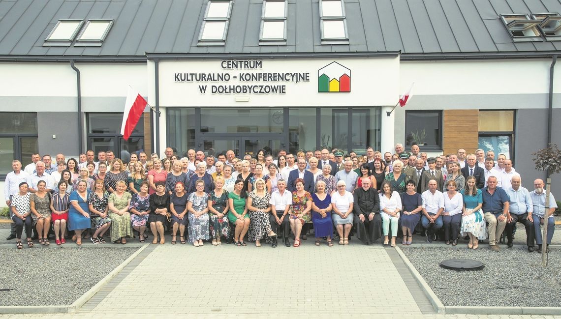 Na zdjęciu z otwarcia Centrum Kulturalno-Konferencyjnego jest około 130 uczestników. Wkrótce zostanie ono opublikowane w albumie poświęconym gminie Dołhobyczów.