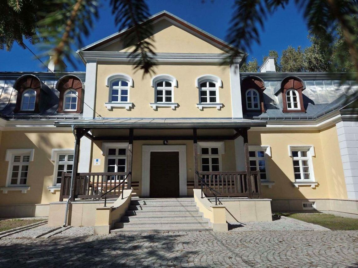 Dwór w Oszczowie zyskał nowy blask.