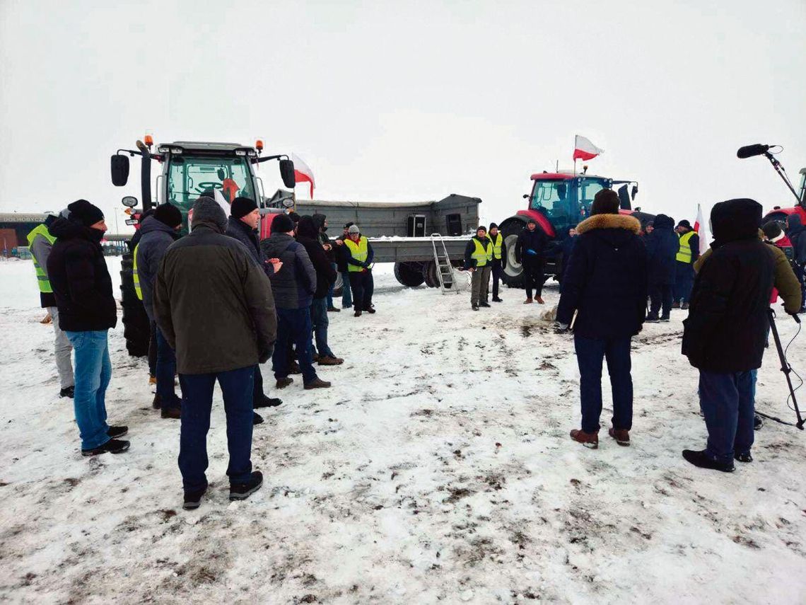Dołhobyczów: Rolnicy protestowali przeciwko importowi towarów z Ukrainy i umowie UE-Mercosur Pogoda nie sprzyjała protestującym przy przejściu granicznym w Dołhobyczowie. Pikieta została skrócona z ponad czterech godzin do jednej godziny.