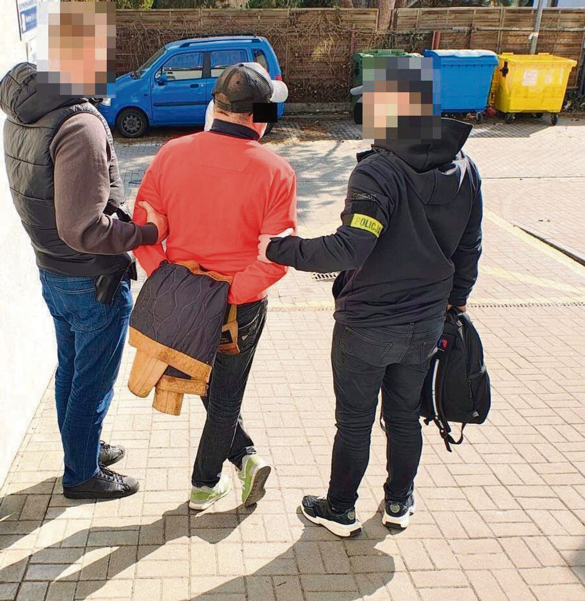 Dopadli go „łowcy głów”. Mieszkaniec powiatu hrubieszowskiego miał na sumieniu serię oszustw Ścigany listem gończym 46-latek z powiatu hrubieszowskiego został zatrzymany na Mazowszu i już trafił do Zakładu Karnego, gdzie odsiedzi zasądzoną mu karę 3 lat więzienia za różne oszustwa.