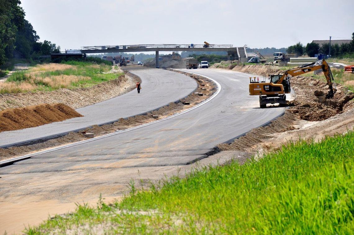 Dopinanie ekspresówki między Łopiennikiem a Krasnymstawem i obwodnicy Zamościa Budowa S17 jest podzielona na dziewięć odcinków o łącznej długości 115 km.