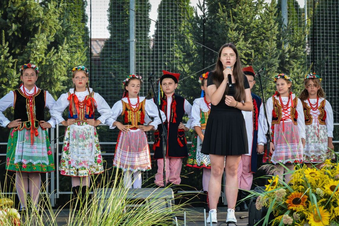 Na scenie w Łabuniach występowały lokalne zespoły i soliści.