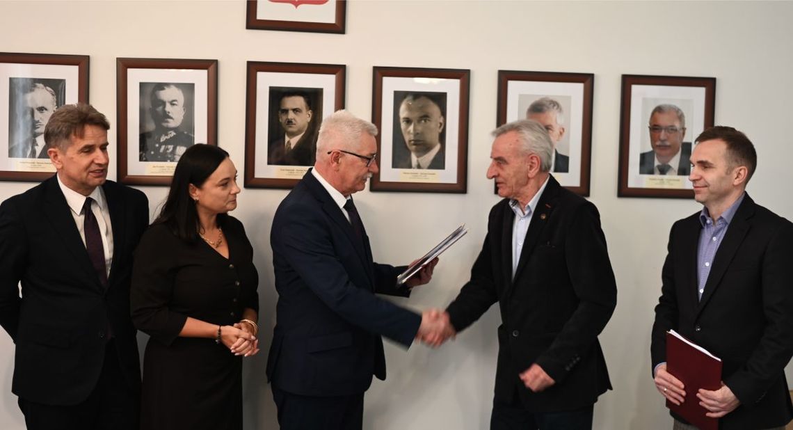 Droga powiatowa Szczebrzeszyn–Topólcza–Zwierzyniec do przebudowy. Umowa z wykonawcą podpisana W obecności starosty zamojskiego Stanisława Grześko, wicestarosty Krzysztofa Rusztyna oraz burmistrz Zwierzyńca Edyty Wolanin podpisano 31 marca umowę z wykonawcą przebudowy drogi powiatowej Szczebrzeszyn–Topólcza–Zwierzyniec.