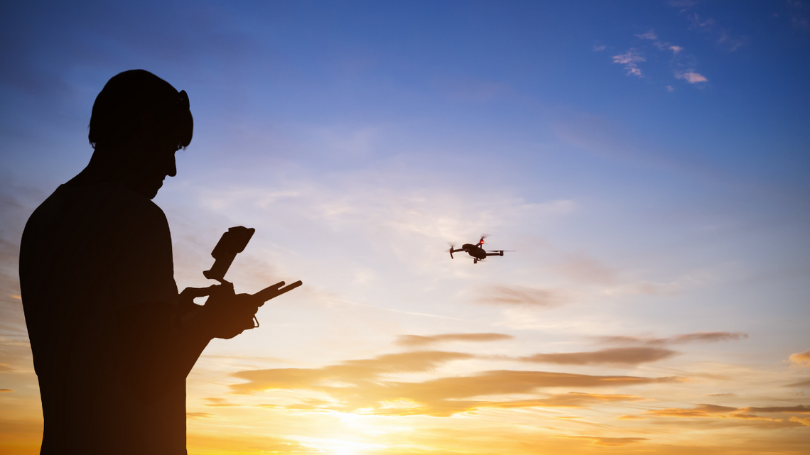 Po wybuchu wojny w Ukrainie drony przestały być zabawką. Coraz więcej osób zdobywa licencje i zarabia dzięki filmom, inspekcjom czy mapowaniu.