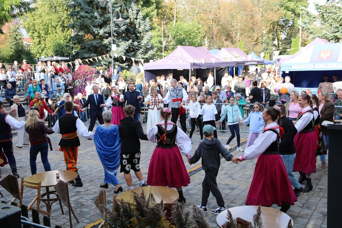 Niedzielne świętowanie rozpoczęło się od symbolicznego gestu - burmistrz Hrubieszowa przekazała młodzieży klucze do Hrubieszowa. Chwilę później plac opanowały pary tańczące reprezentacyjnego poloneza.