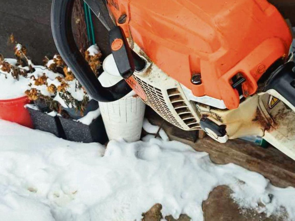 Policjanci odzyskali skradzioną piłę i butlę gazowa, a po skradzionym winie pozostał tylko pusty gąsior.