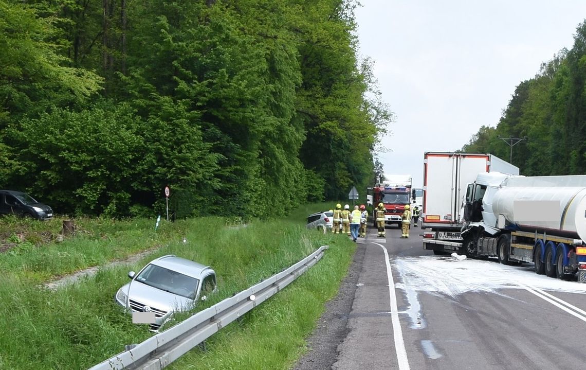 Na DK 17 w Dąbrowie Tarnawackiej doszło do wypadku z udziałem dwóch samochodów osobowych i dwóch ciężarowych.