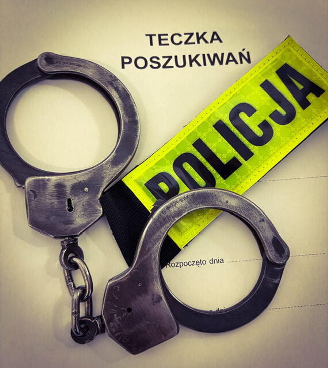 Dwóch poszukiwanych przestępców ukryło się pod jednym dachem
