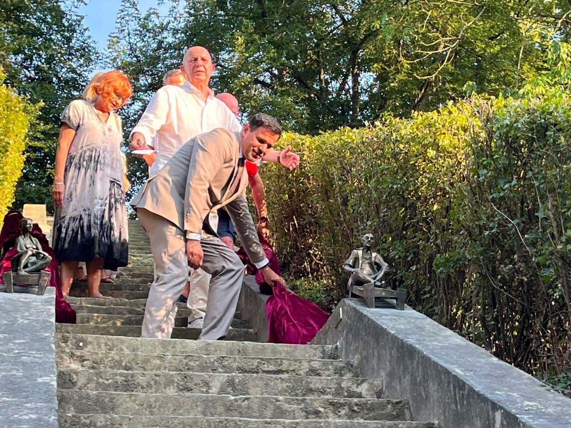 Dwoje ludzieńków w zamojskim parku. Leśmianowski Szlak Literacki znowu się powiększył! 1 sierpnia odsłonięto 10. już rzeźbę nawiązującą do twórczości Bolesława Leśmiana – poety, który przez lata tworzył i pracował w Zamościu.
