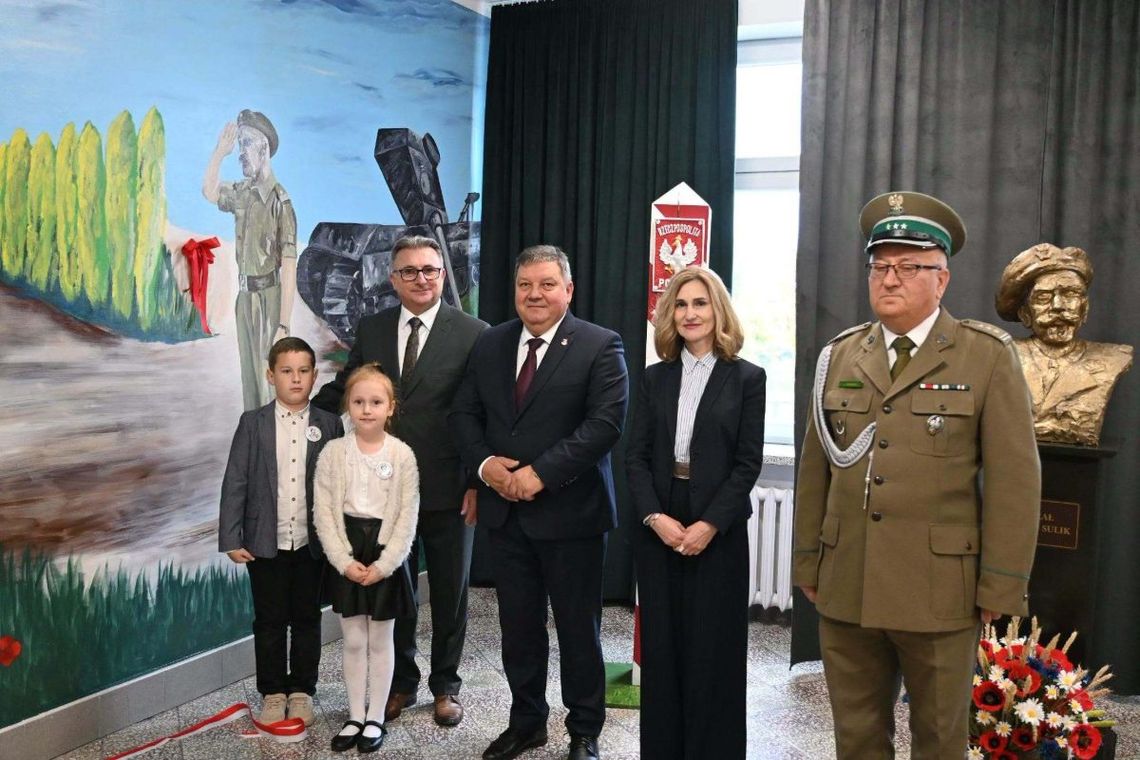 Obchody 30-lecia nadania imienia szkole w Lubyczy Królewskiej były okazją do zaprezentowania muralu namalowanego przed dyrektora szkoły Jerzego Garbacza, upamiętniającego gen. Nikodema Sulika.