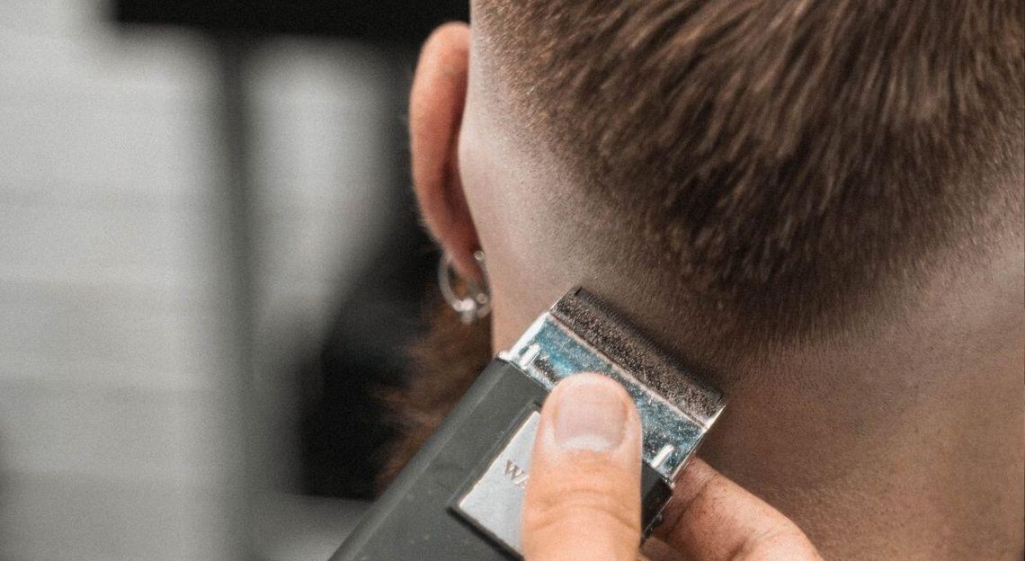 Dyrektor liceum kazał uczniowi natychmiast iść do fryzjera. Zagroził, że nie wpuści go na lekcje. Został zawieszony w obowiązkach.