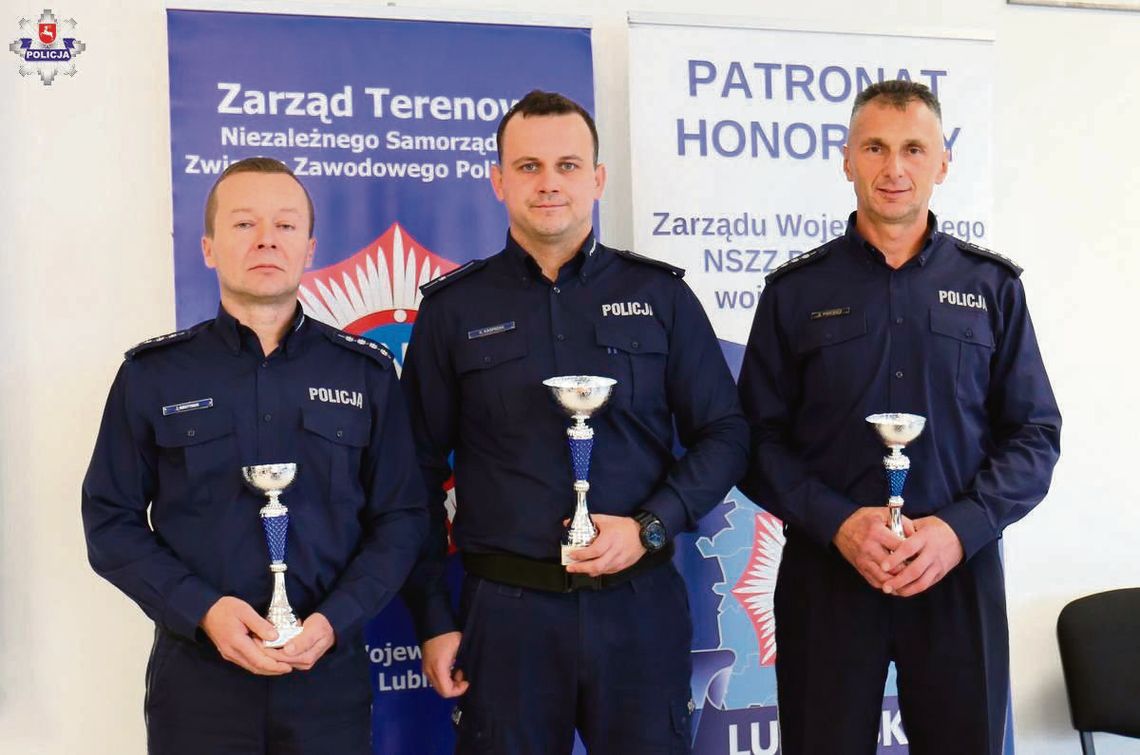 Asp. szt. Jarosław Martyniuk z Komendy Powiatowej Policji w Hrubieszowie (pierwszy od lewej) zajął drugie miejsce w wojewódzkich eliminacjach konkursu służby dyżurnej komend policji.