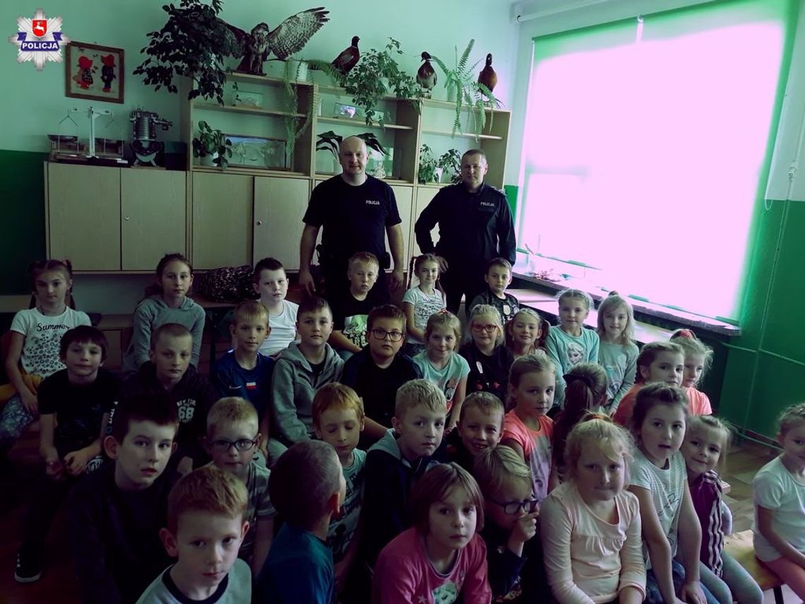 Dzielnicowi odwiedzili szkoły w Cześnikach i Sitnie