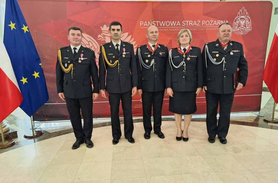 Podczas uroczystej zbiórki podsumowującej obchody Dnia Strażaka na Lubelszczyźnie uhonorowano m.in. zamojskich strażaków.