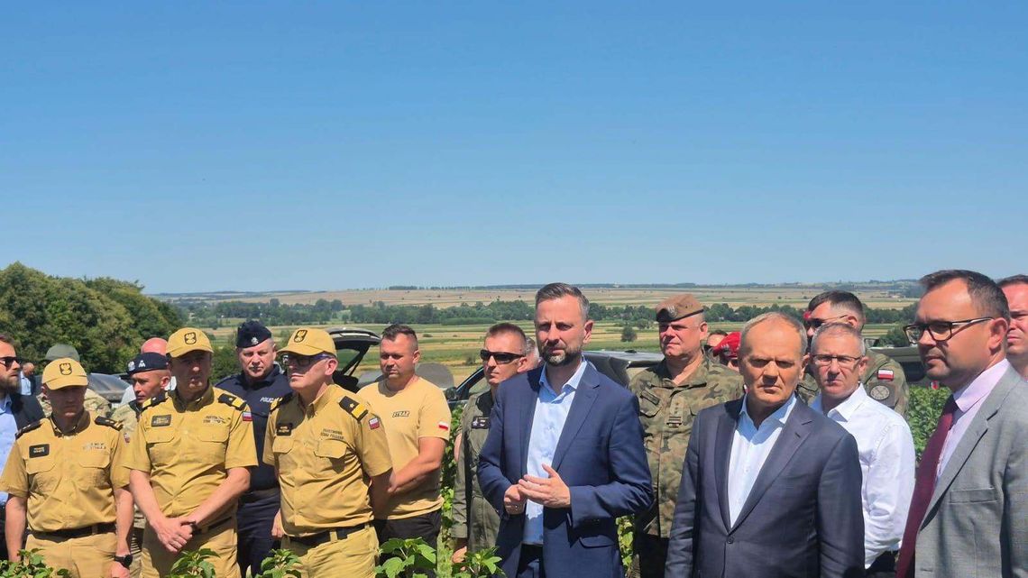 Dziesięciometrowy krater i akcja na polu rzepaku! Po wybuchu pocisku w gminie Turobin Na polu w Tarnawie Kolonii powstał krater o średnicy ok. 10 metrów i głębokości ponad 5 metrów, a odłamki maszyny zostały rozrzucone w promieniu aż 200 metrów.
