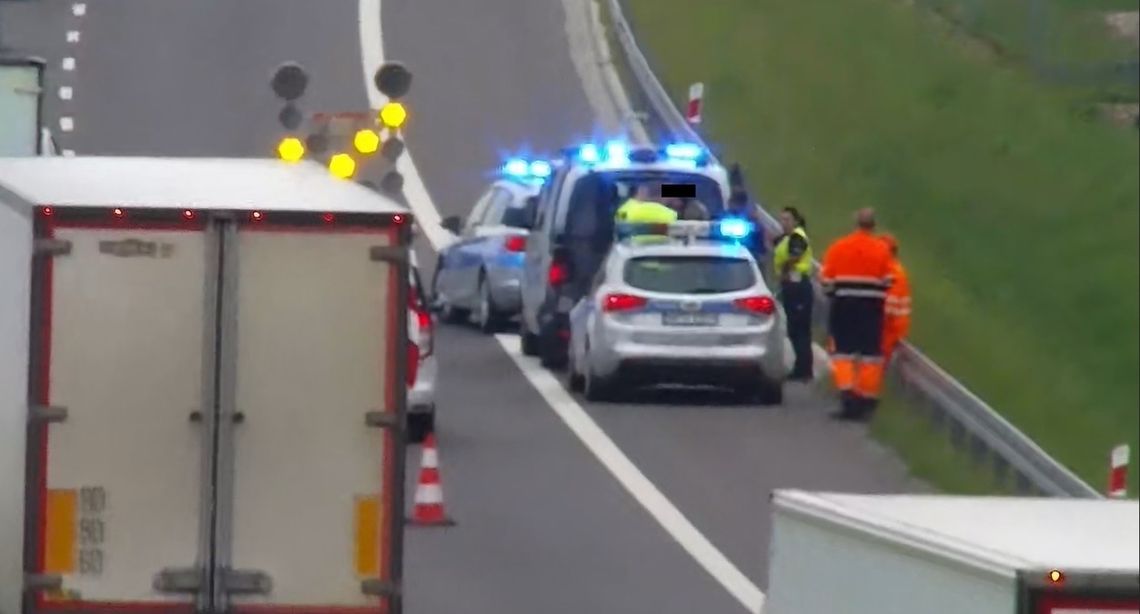 Jeden patrol policji nie dał rady. Na miejsce wezwano posiłki, ale w końcu udało się zatrzymać kierowcę, który nagle zaczął cofać na drodze ekspresowej.