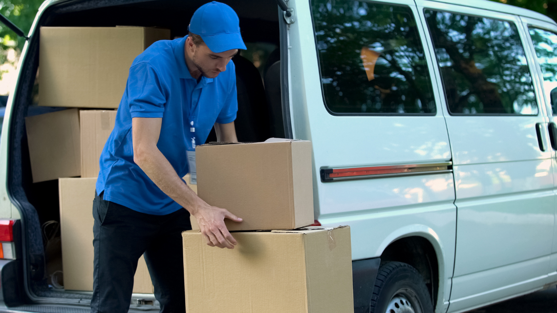 Allegro, DPD, DHL i InPost. Co łączy te firmy? Zarzuty UOKiK-u.