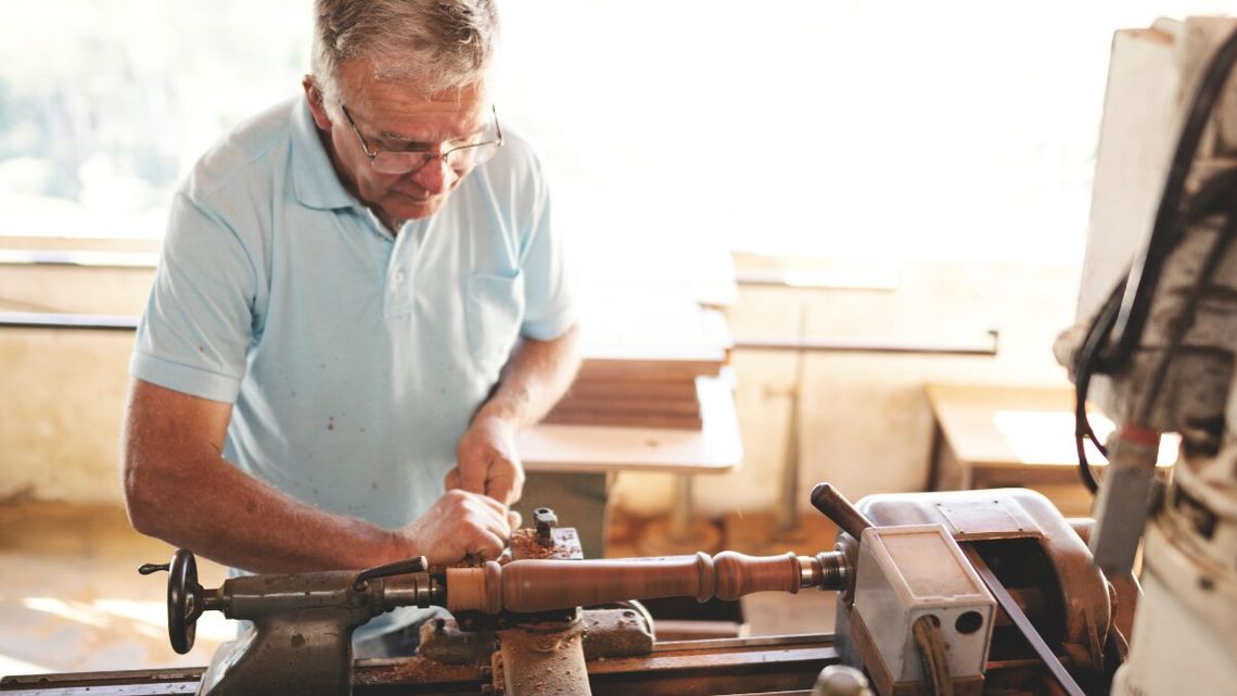 Emeryt idzie do pracy. Decyduje się na to coraz więcej seniorów Prawie milion emerytów pracuje. Rekordowo dużo.