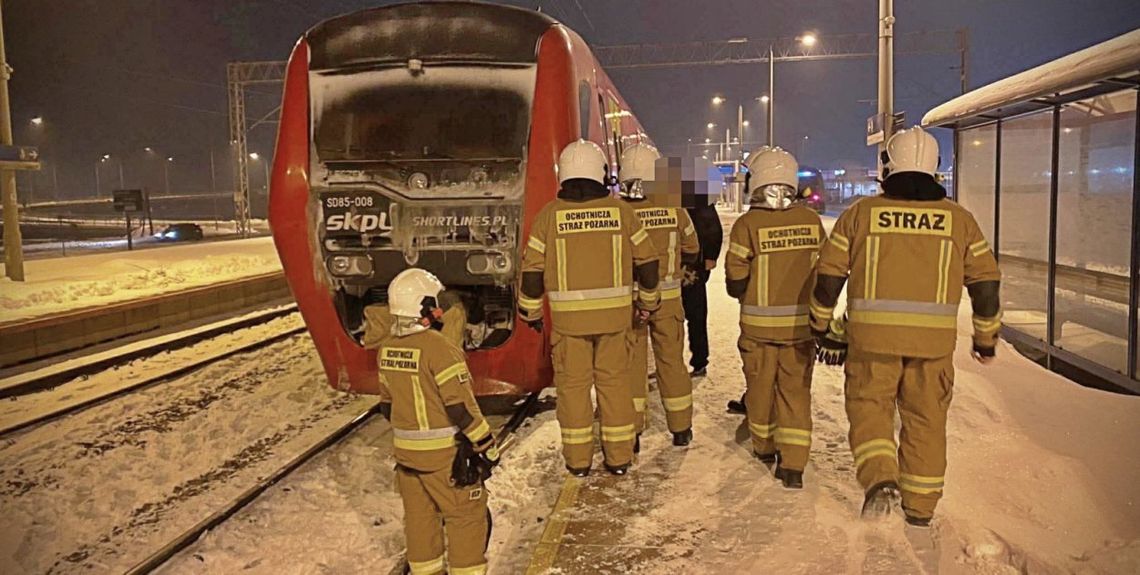 Nie pierwsza awaria pociągu „Czerwona Strzała”, który kursuje na trasie z Rzeszowa do Hrubieszowa. Tym razem konieczna była ewakuacja 200 podróżnych. Fot. OSP KSRG Sędziszów Małopolski
