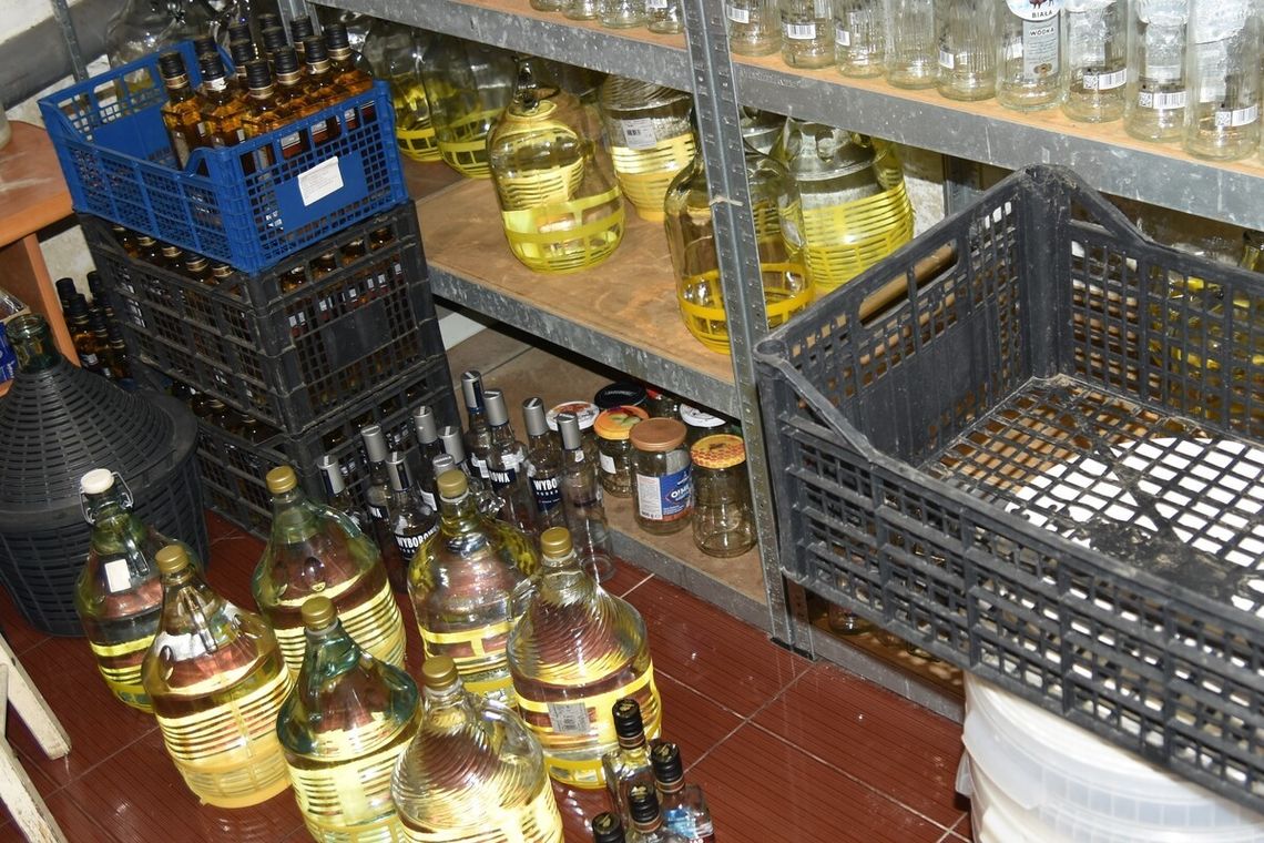 Fabryka bimbru w gminie Werbkowice rozbita! W ręce policjantów wpadł 50-latek Policjanci zarekwirowali ponad 171 litrów gotowego, rozlanego do pojemników alkoholu, a także aż 1,5 tys. litrów zacieru (substratu), z którego w najbliższych dniach miały powstać kolejne setki litrów nielegalnie wytwarzanego bimbru.