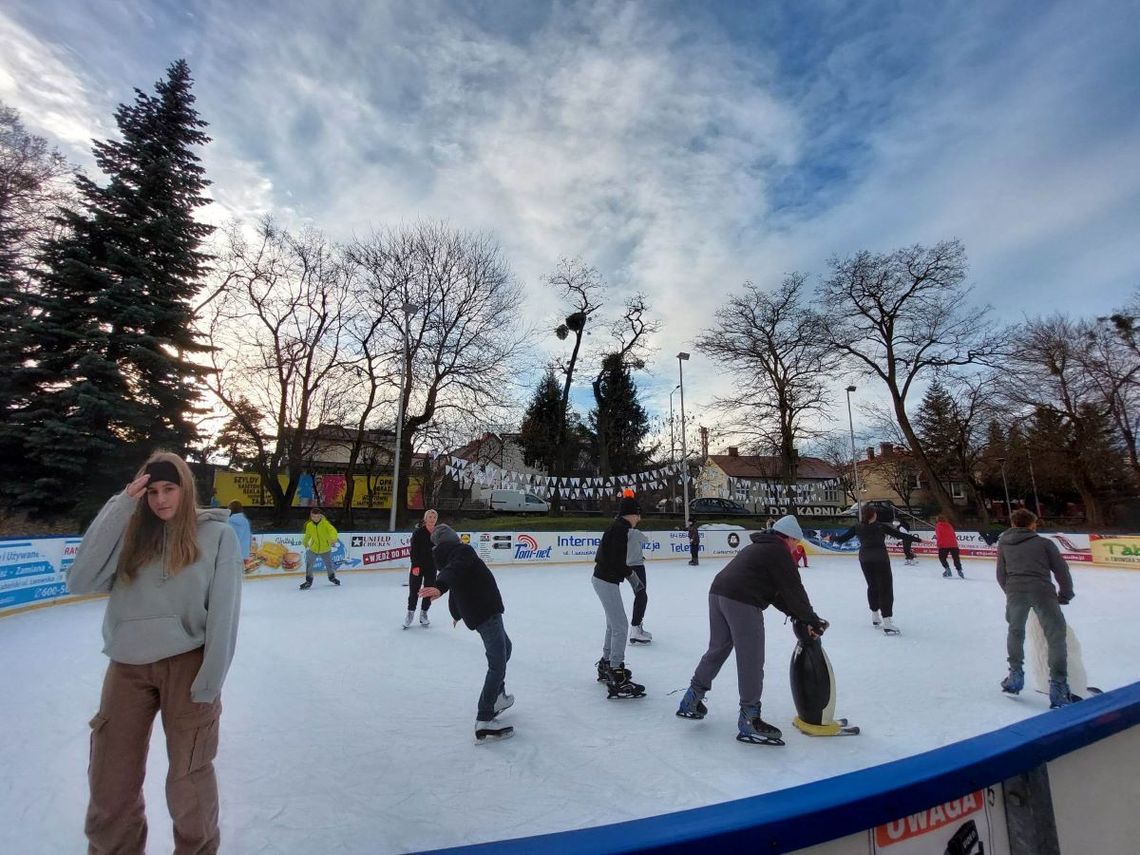 W ferie zimowe dzieci z Tomaszowa Lubelskiego mogą pojeździć na lodowisku za darmo.