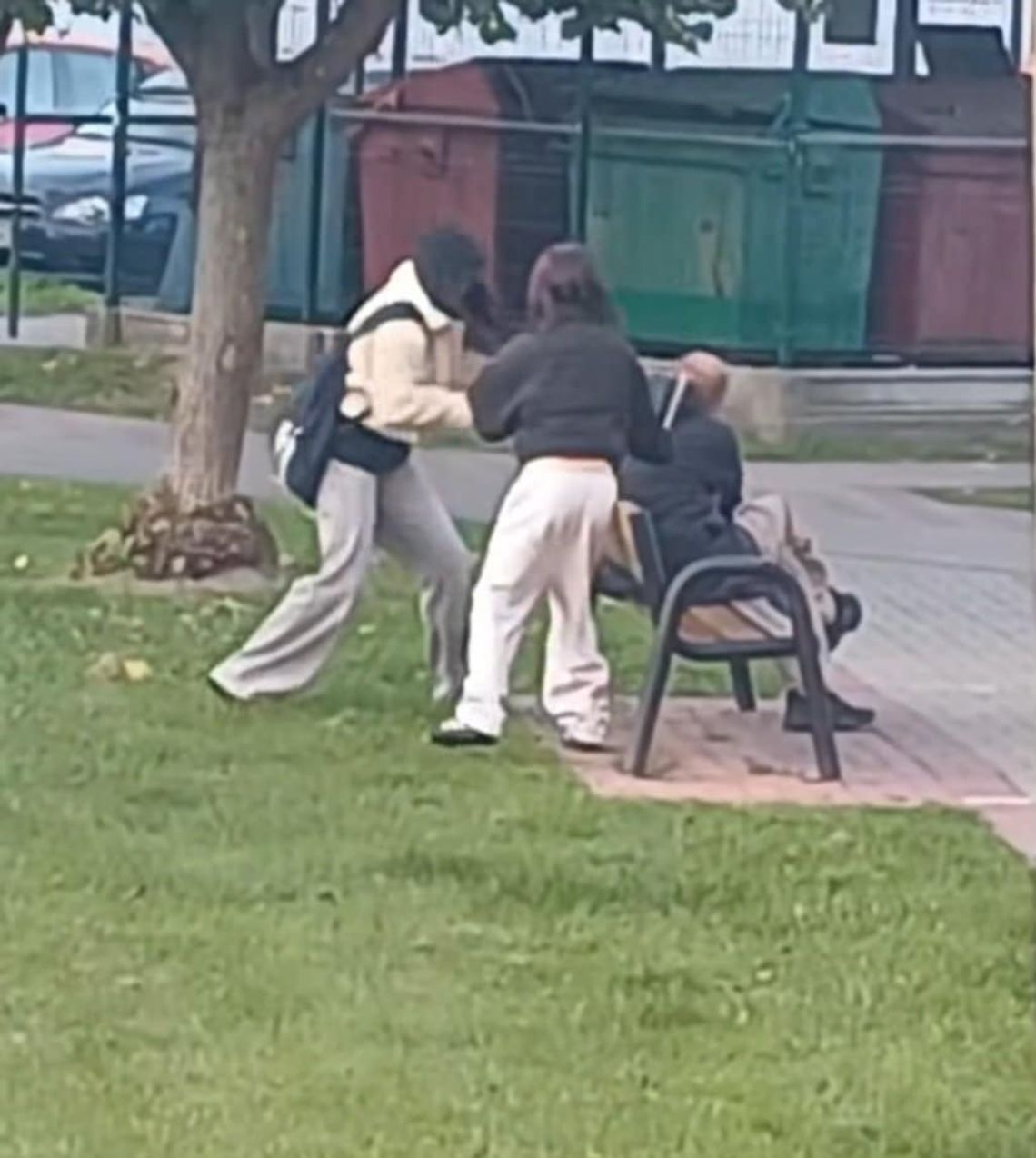 Film, który wstrząsnął Krasnymstawem. Nastolatki uderzają mężczyznę w głowę Od środy (8 października) w mediach społecznościowych krąży film, na którym dwie nastolatki uderzają mężczyznę jakimś przedmiotem w głowę.