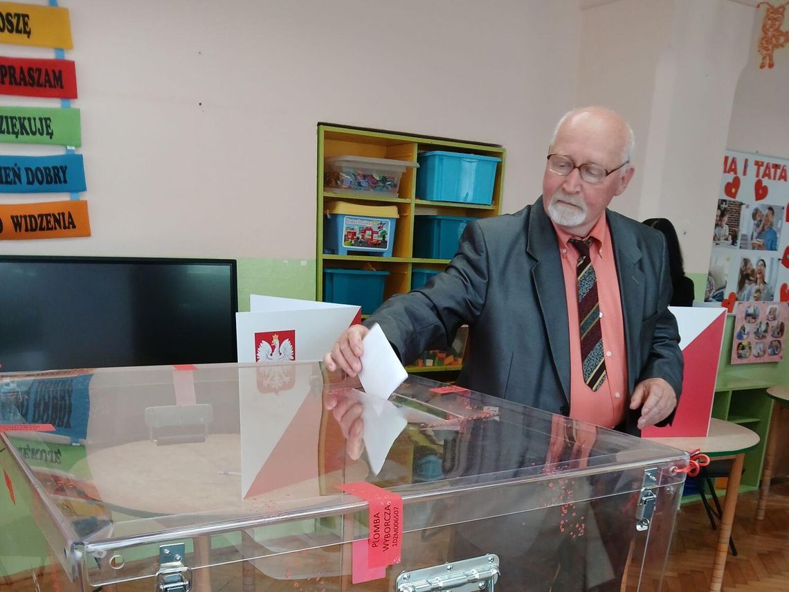 Frekwencja w Zamościu: Czy druga tura mobilizuje wyborców? Pierwsze dane PKW Glosowanie w lokalu wyborczym w Przedszkolu Miejskim nr 2 w Zamościu.