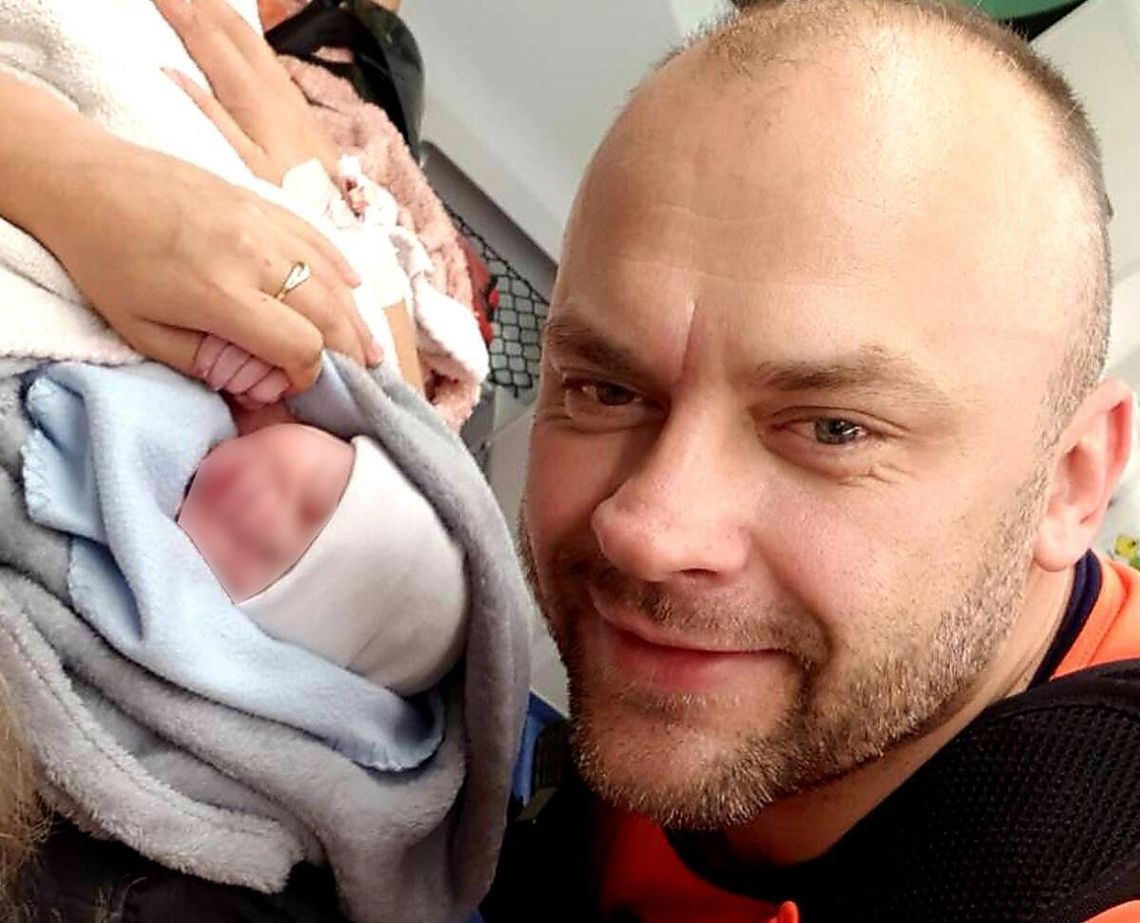 Mundur zobowiązuje przez całą dobę. Przekonał się o tym funkcjonariusz Nadbużańskiego Oddziału Straży Granicznej, który po godzinach służby pracuje jako ratownik medyczny. W środku nocy musiał wykazać się opanowaniem i profesjonalizmem, odbierając niespodziewany, domowy poród.