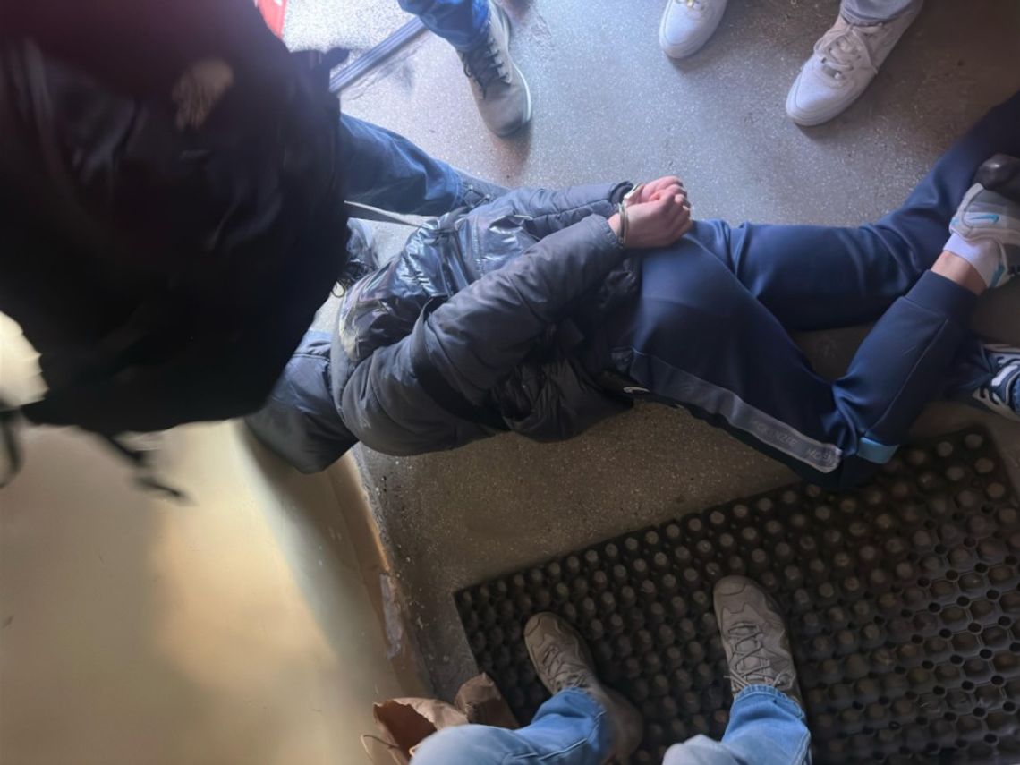 Policja zatrzymała kilkanaście osób, które okradali swoje ofiary metodą „na policjanta”. W gangu byli też nieletni.