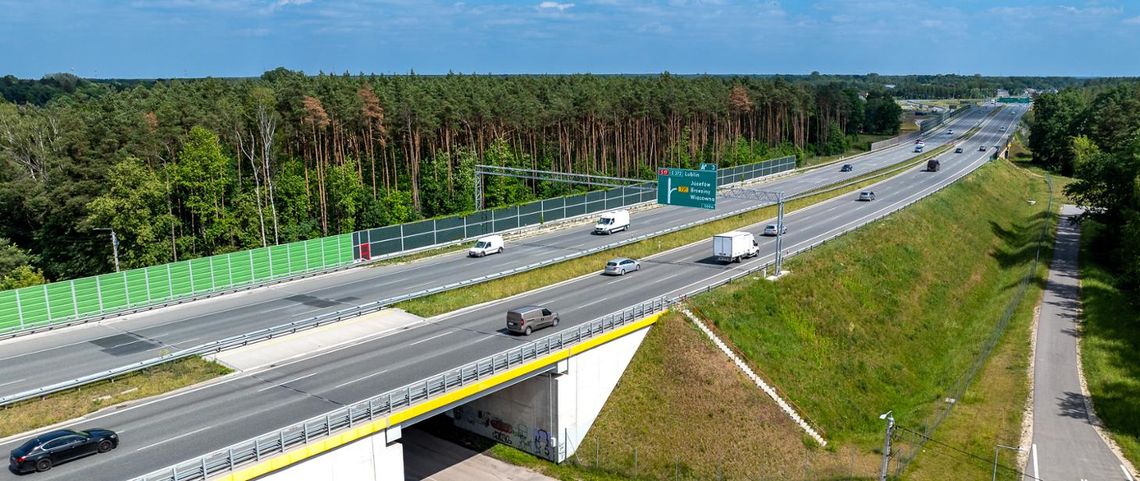 GDDKiA przedstawia stan realizacji S17. Kiedy ruszy budowa w okolicach Tomaszowa Lubelskiego? Droga ekspresowa S17 prowadzi z centrum Polski do granicy z Ukrainą, pełniąc ważną rolę zarówno w ruchu wewnętrznym, jak i międzynarodowym.