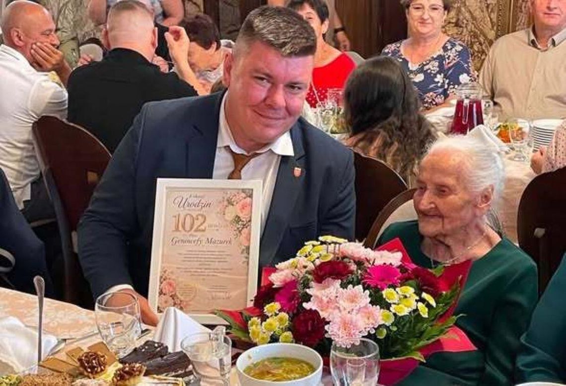 Genowefa Mazurek ma 102 lata. Jest najstarszą mieszkanką gminy Szczebrzeszyn Podczas uroczystości nie zabrakło wspólnego odśpiewania tradycyjnego „200 lat!”, które – jak relacjonował burmistrz – dostarczyło wielu wzruszeń i uśmiechów. Fot. FB Rafał Kowalik