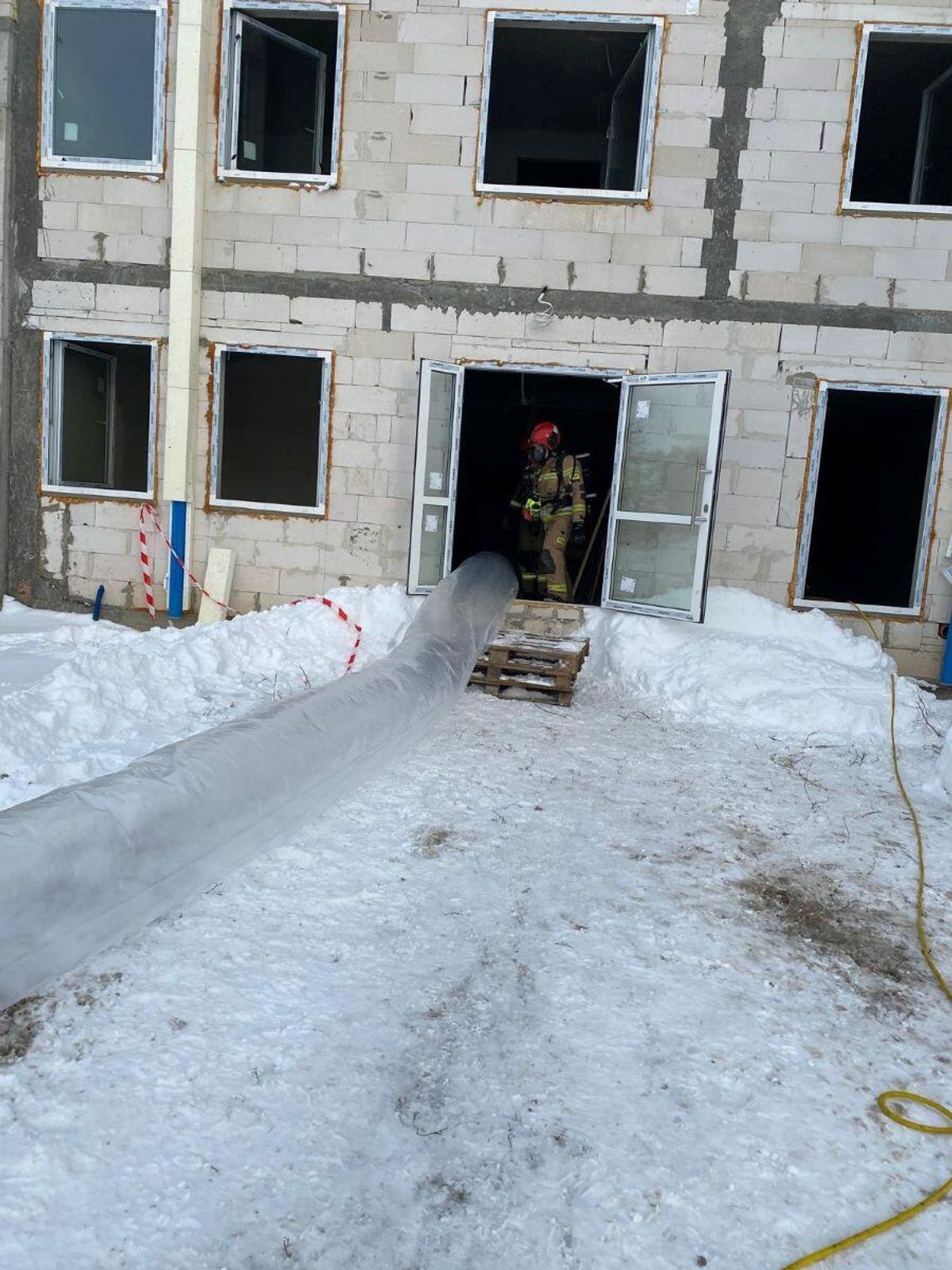 Specjalistycznymi antywybuchpowymi wentylatorami odessano cały gaz który ulotnił się z instalacji w piwnicy biurowca w Lipinie.