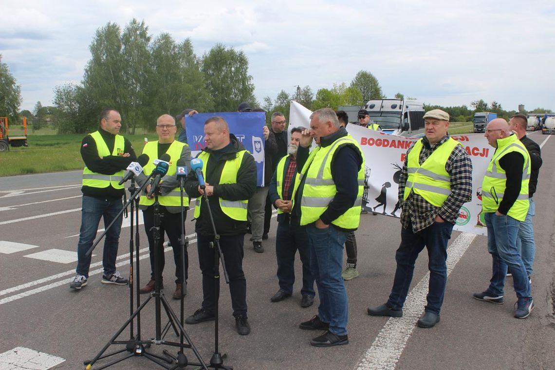 Po nieco ponad roku polscy przedstawiciele branży transportowej powrócili na słynne już skrzyżowanie drogi wojewódzkiej nr 816 z drogą krajową nr 12, aby wyraźnie zakomunikować swoje zaniepokojenie obecną sytuacją gospodarczą w kraju.