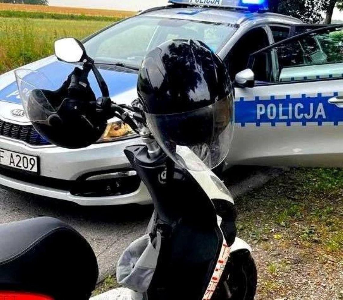Kierowca motoroweru ruszał spod sklepu w Strzyżowie i wjechał wprost pod koła policyjnego radiowozu.