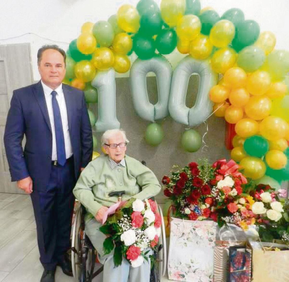 Wójt Krzysztof Bożek przekazał Na ręce pani Marii list gratulacyjny.