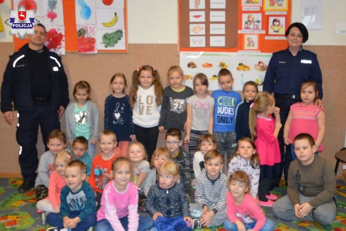 Gm. Hrubieszów: Dlaczego nie można ufać nieznajomym? Policjanci rozmawiali z przedszkolakami Gm. Hrubieszów: Dlaczego nie można ufać nieznajomym? Policjanci rozmawiali z przedszkolakami
