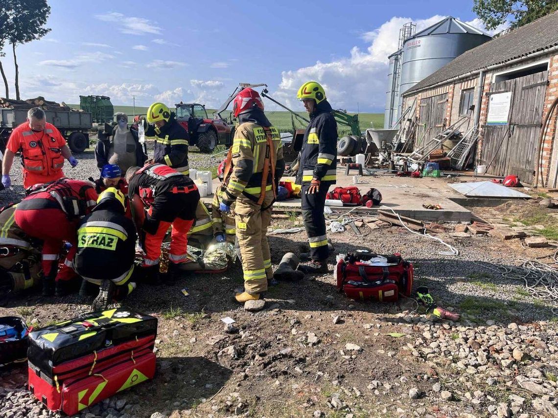 Ranny 40-latek nie mógł o własnych siłach wydostać się ze studni. Dopiero strażacy wyciągnęli go za pomocą specjalistycznego sprzętu.